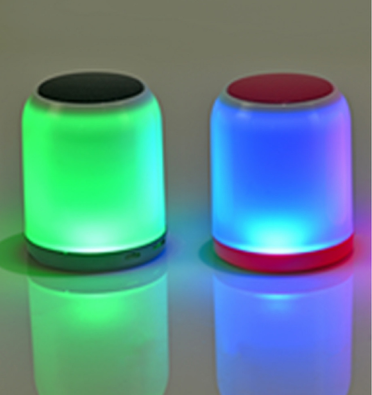 Kompakter Bluetooth-Lautsprecher mit bunten Lichtern 100Hz-18kHz Frequenzantwort unterstützt Bluetooth TF bis 32GB FM 52mm Treiber