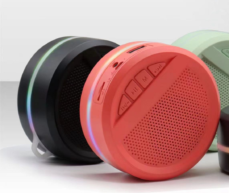Dieser Bluetooth-Lautsprecher unterstützt Bluetooth, AUX, TF-Karte, FM-Radio; 40mm-Lautsprecher, tragbar, 300mAh-Batterie, USB-Ladbarkeit, AUX-IN-Kabelanschluss.