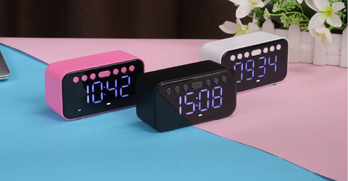 Dieser Bluetooth-Lautsprecher unterstützt Bluetooth, AUX, TF-Karte, USB-FM-Radio. eingebaute 500mAh-Batterie, USB-Ladung. 52mm Lautsprecher, 32GB TF-Karte Erweiterung.