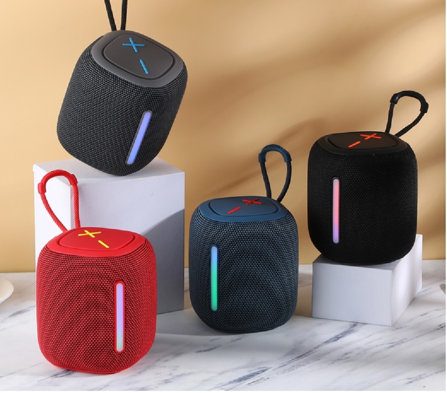 Tragbarer IPX4 wasserdichter Bluetooth-Lautsprecher mit 1500mAh Akku, RGB-Beleuchtung, Trageschlaufe, AUX/TF/FM/USB-Wiedergabe