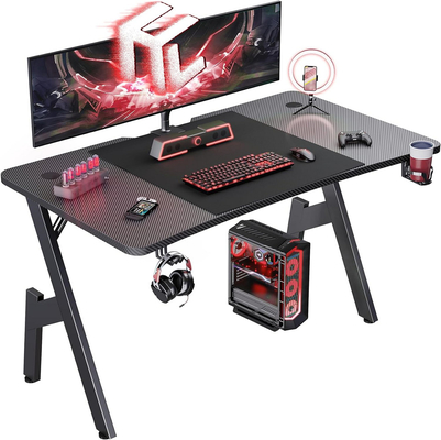Ergonomisch gestalteter Spieltisch mit 1,2 cm Partikelbrett und Carbonfaser-Bedeckung mit Taschen- und Kopfhörerhaltern